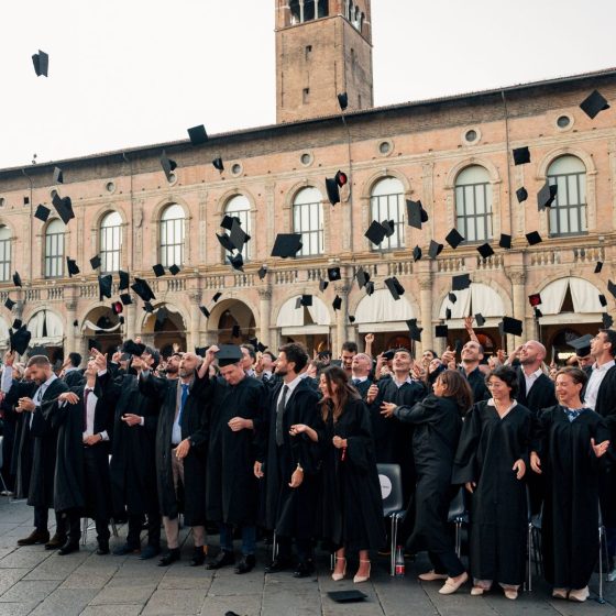 Graduation 2025: Piazza Maggiore abbraccia i diplomati di Bologna Business School